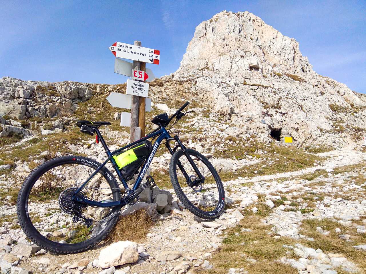 La mia mountain bike sotto il Dente Italiano. Pasubio. Ottobre 2020.