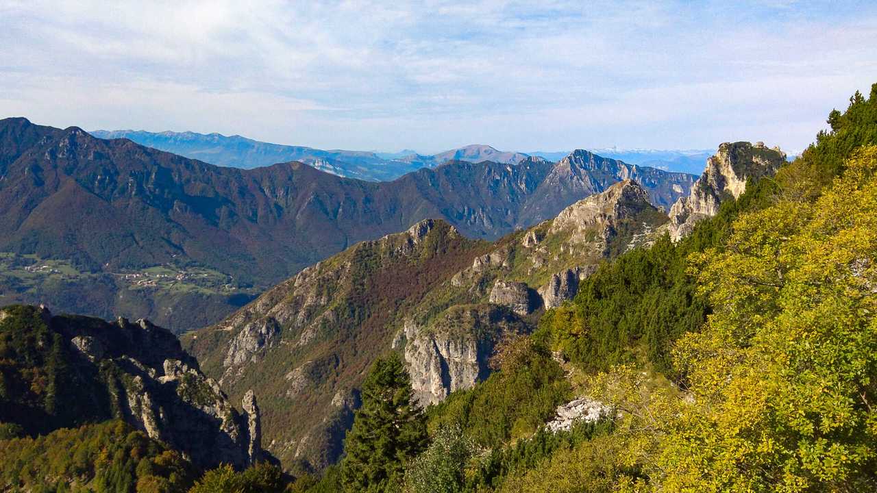 Vista dalla Strada degli Eroi in Vallarsa. Visibili la Vallarsa, il Monte Zugna, il Monte Baldo e i ghiacciai del Monte Adamello e del Gruppo della Presanella. Pasubio. Ottobre 2020.