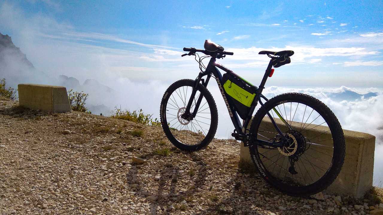 La mia mountain bike sulla Strada degli Eroi in Val Canale. Pasubio. Ottobre 2020.